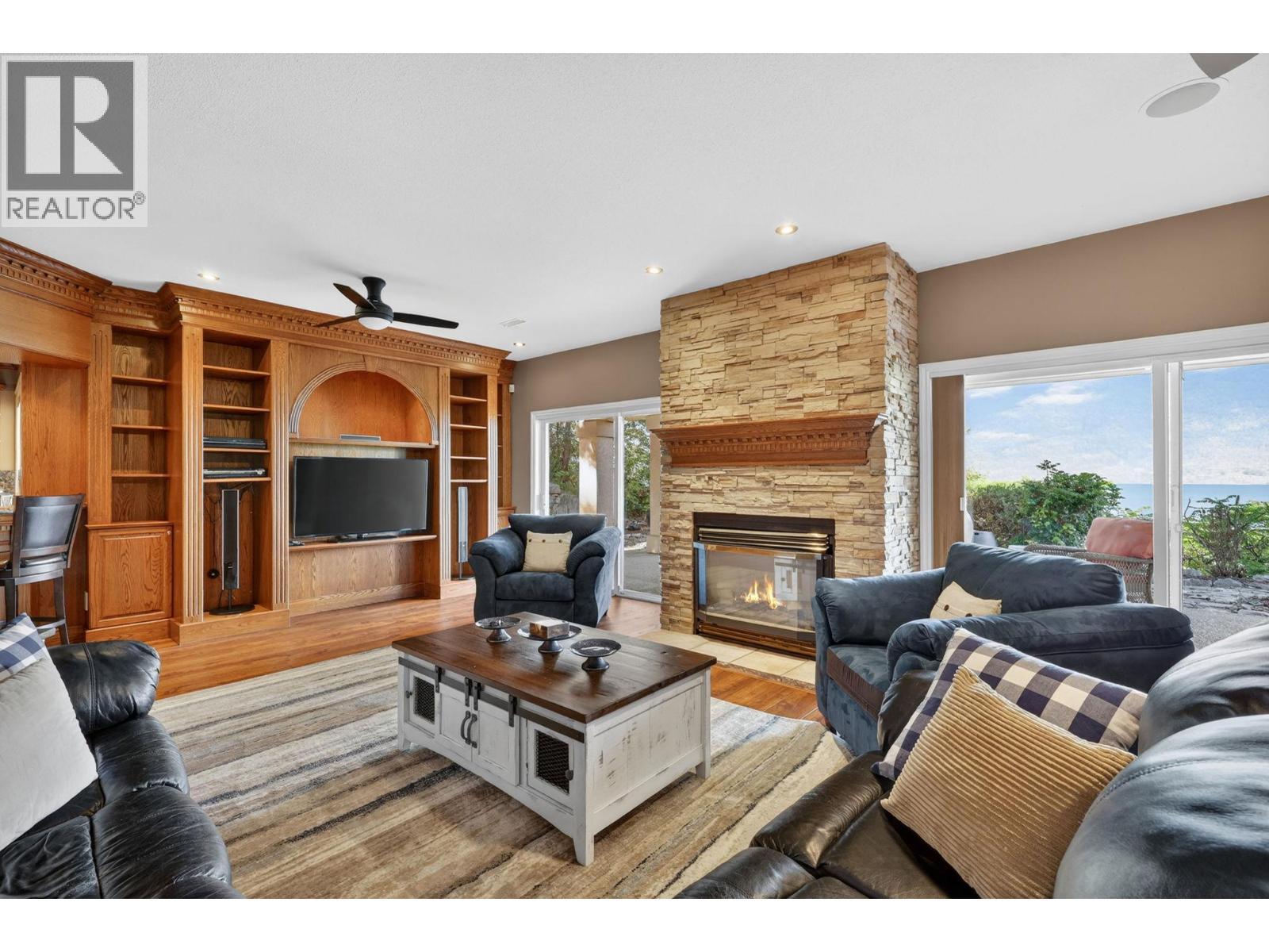 6650 Finch Road, Lake Country, BC - Indoor Photo Showing Living Room With Fireplace
