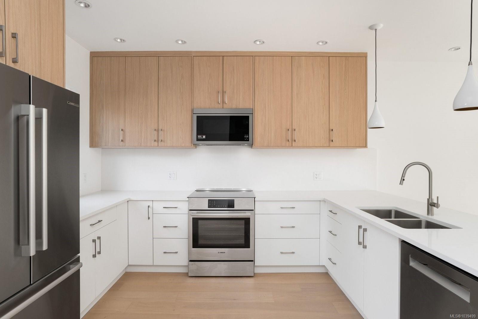 #3-2118 Pentland Rd, Oak Bay, BC