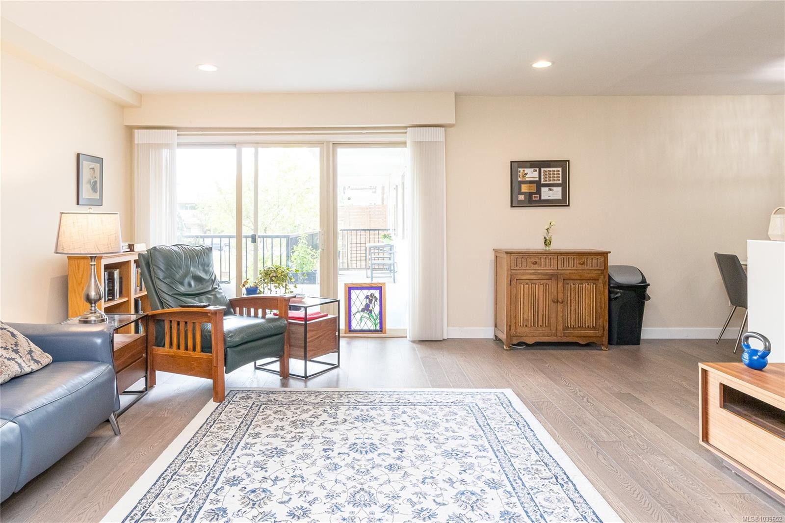 #110-1680 Poplar Ave, Saanich, BC