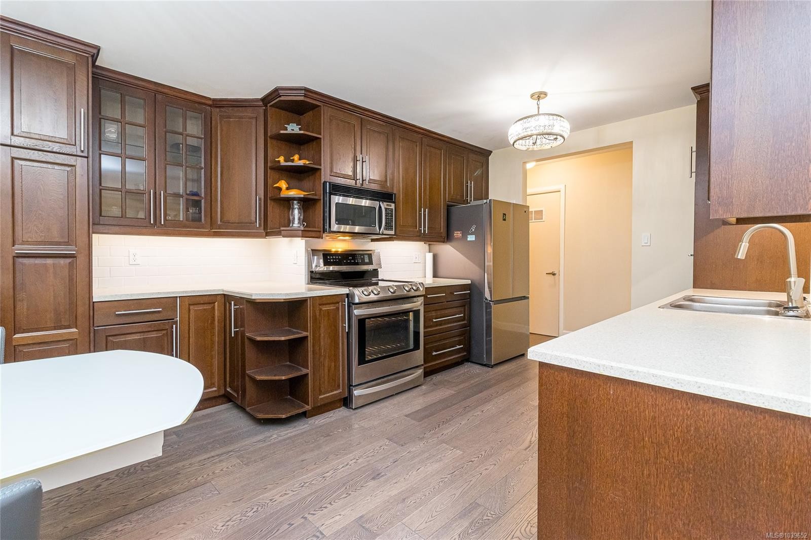 #110-1680 Poplar Ave, Saanich, BC