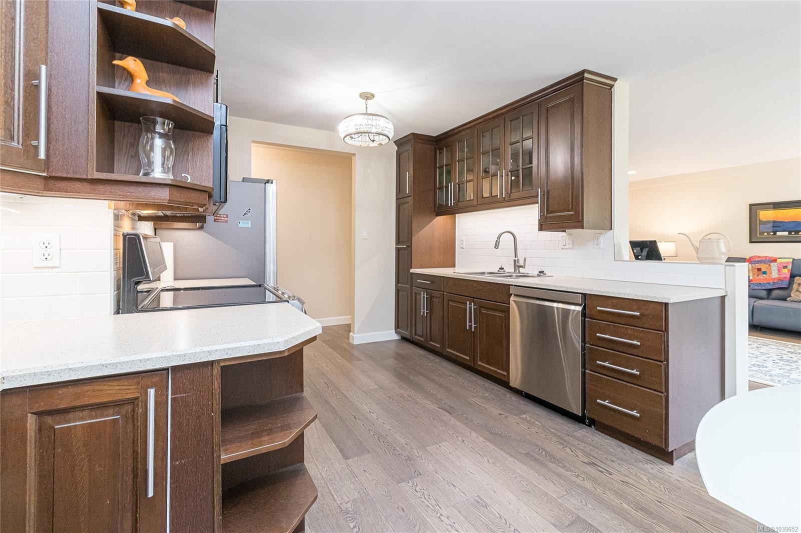 #110-1680 Poplar Ave, Saanich, BC