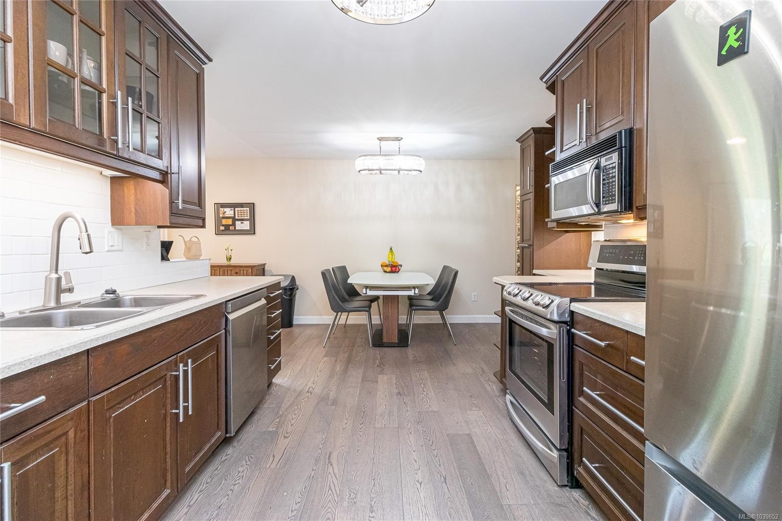 #110-1680 Poplar Ave, Saanich, BC