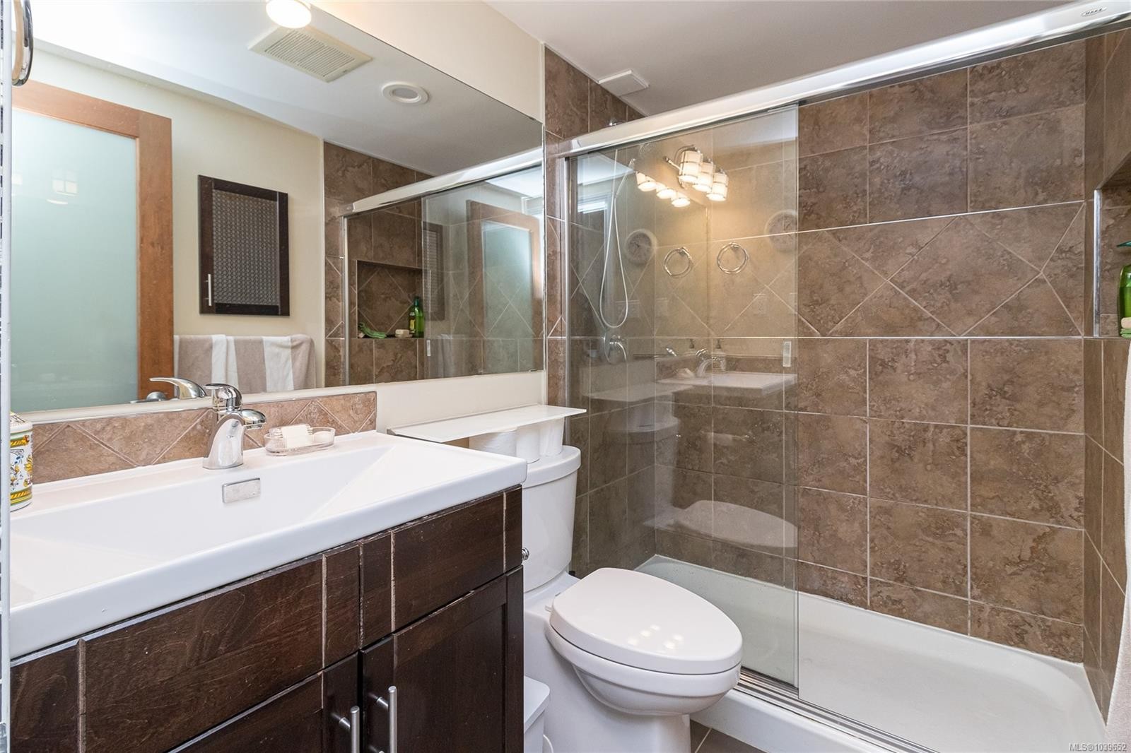 #110-1680 Poplar Ave, Saanich, BC