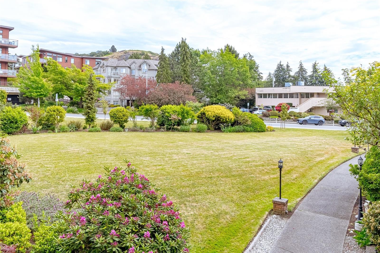 #110-1680 Poplar Ave, Saanich, BC