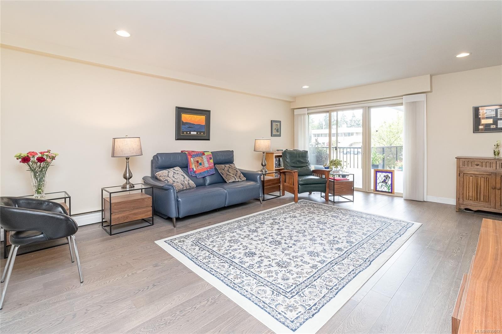#110-1680 Poplar Ave, Saanich, BC