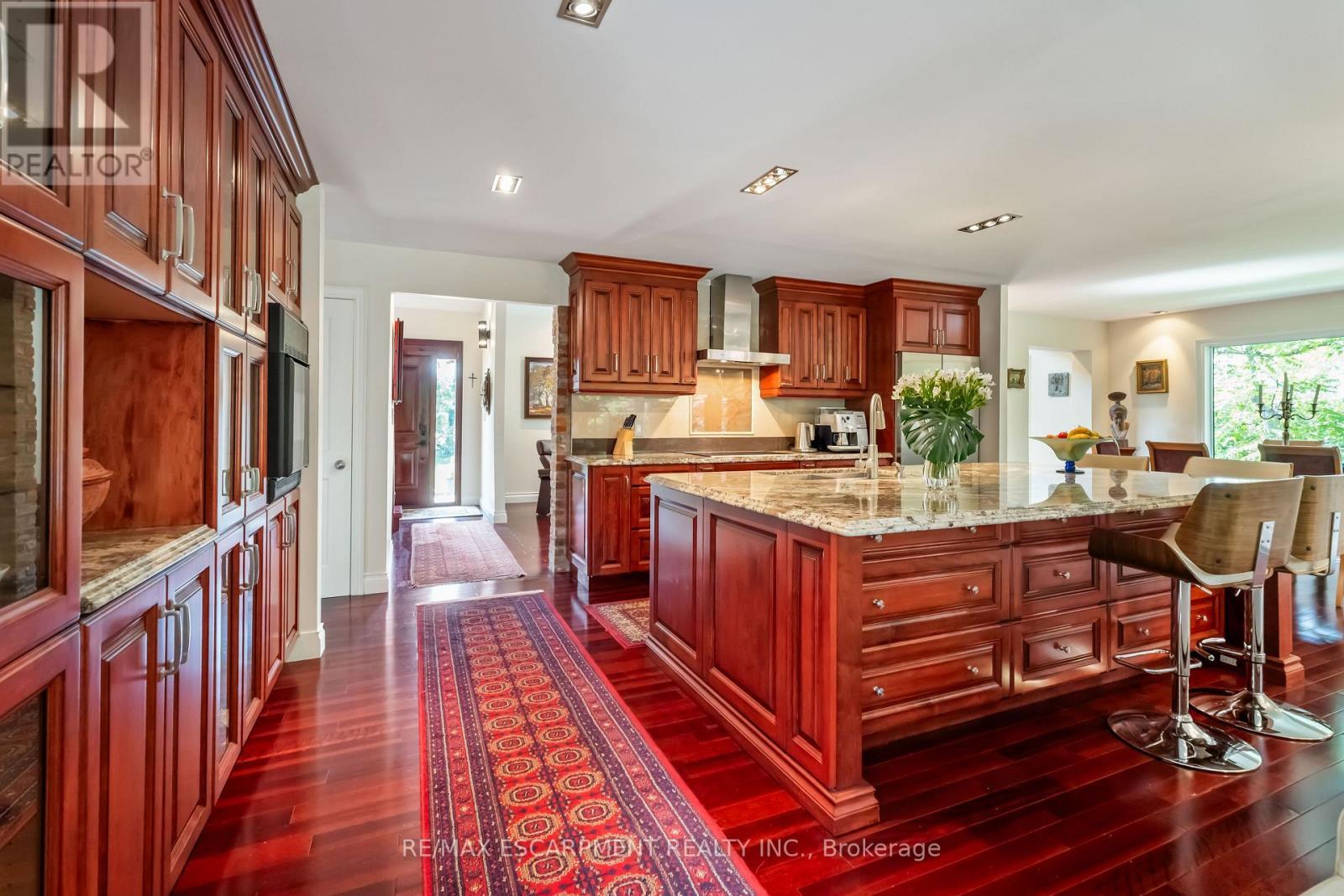 493 Ridge Road E, Grimsby, ON - Indoor Photo Showing Kitchen With Upgraded Kitchen