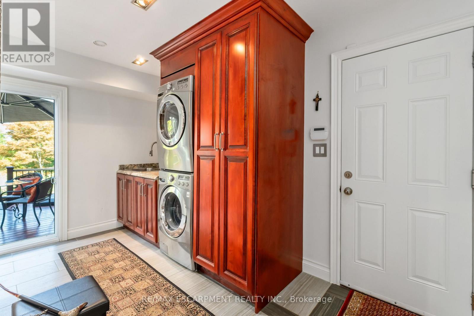 493 Ridge Road E, Grimsby, ON - Indoor Photo Showing Laundry Room