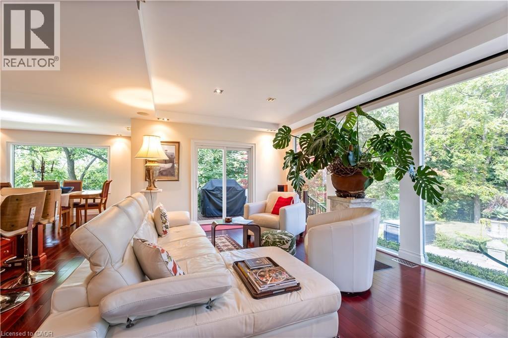 493 Ridge Road E, Grimsby, ON - Indoor Photo Showing Living Room