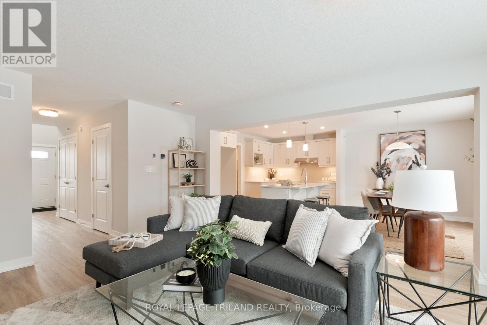 112 Styles Drive, St. Thomas, ON - Indoor Photo Showing Living Room