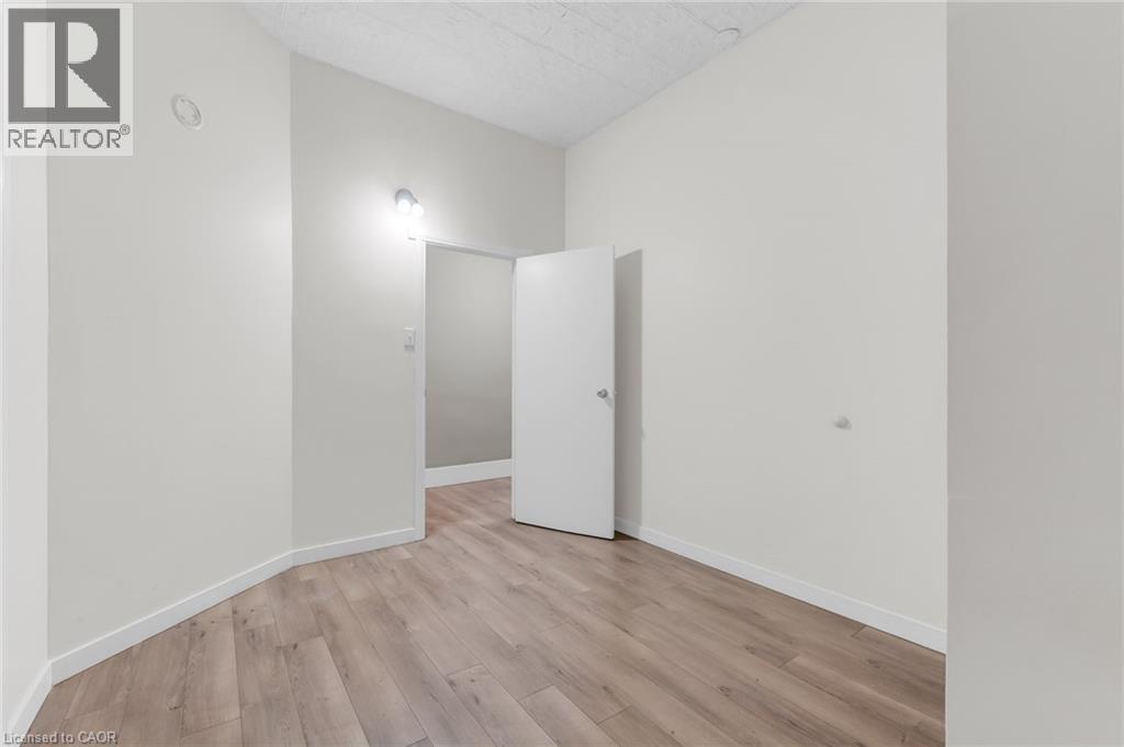 1371 Main Street E, Hamilton, ON - Indoor Photo Showing Other Room