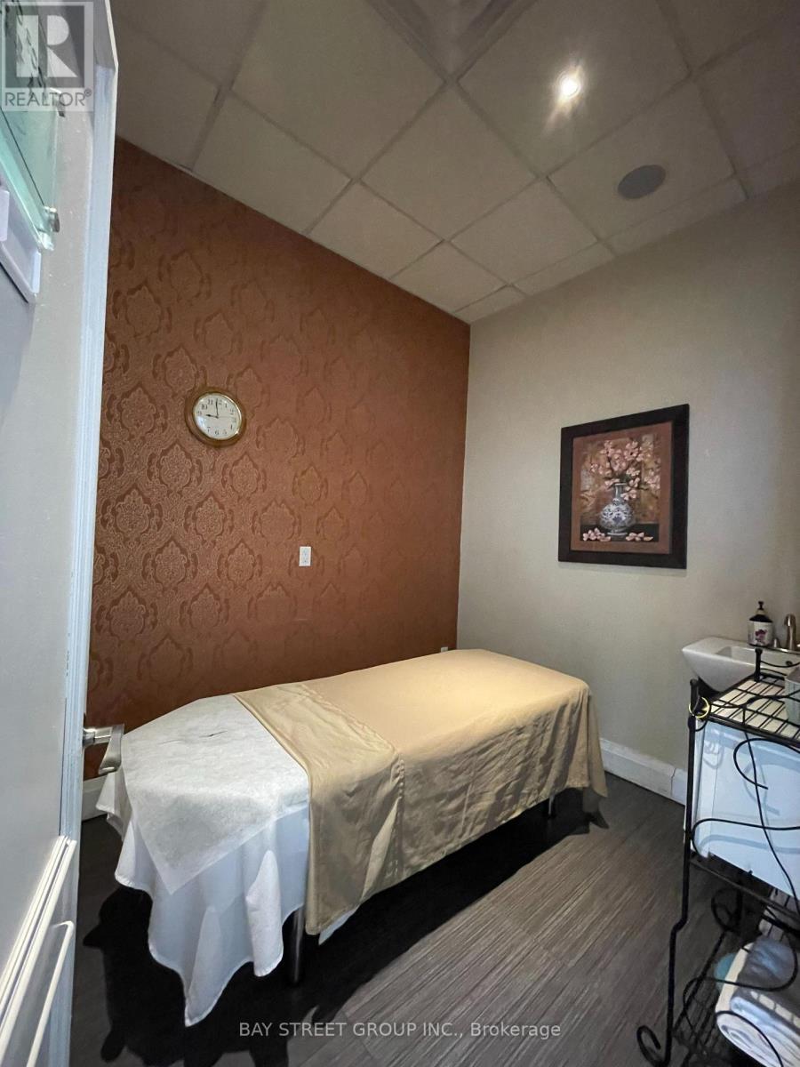 380 Dundas Street E, Oakville, ON