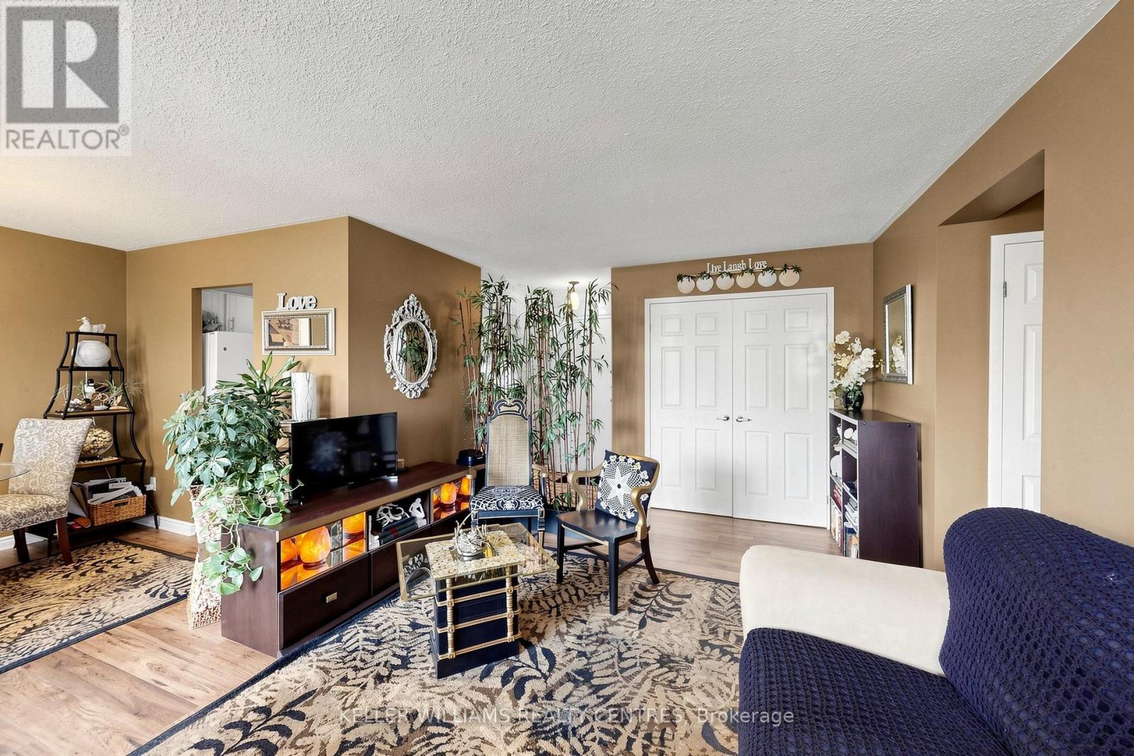 304 - 131 Taunton Road E, Oshawa, ON - Indoor Photo Showing Living Room