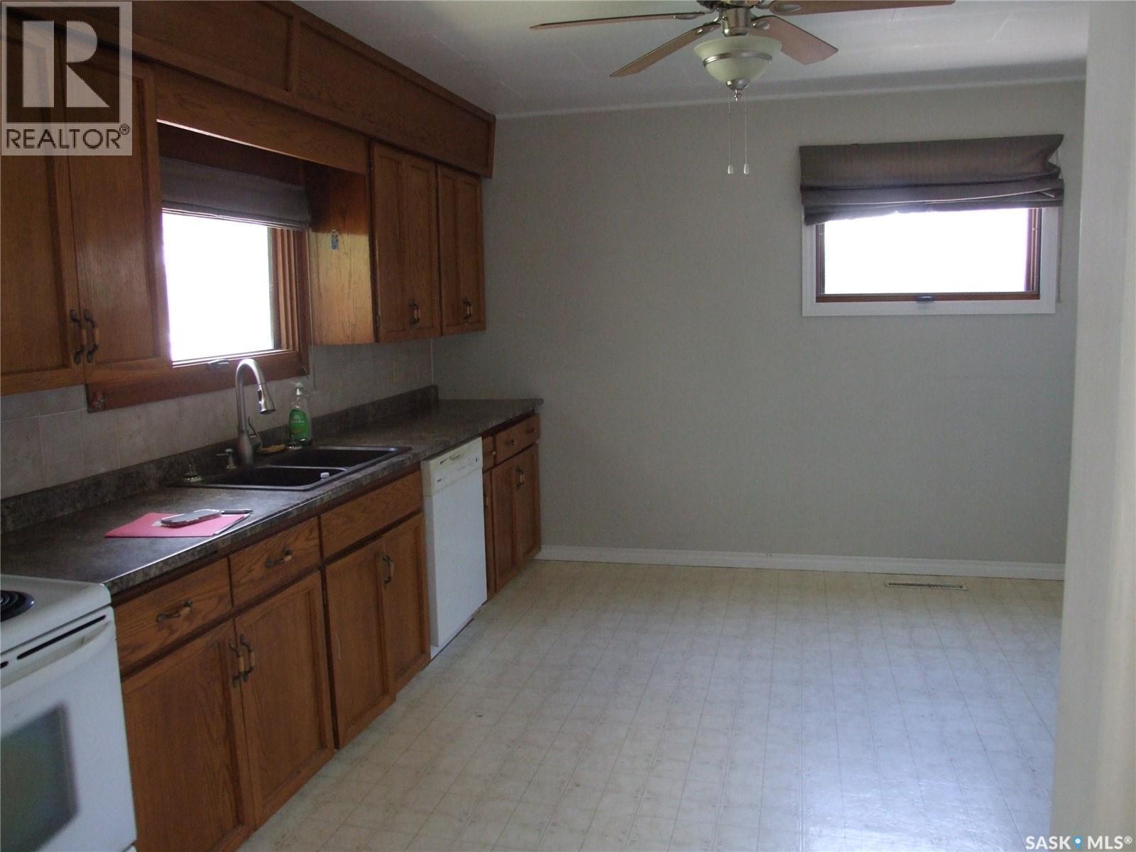 325 3Rd Avenue E, Leader, SK