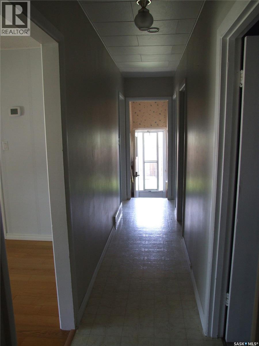 325 3Rd Avenue E, Leader, SK