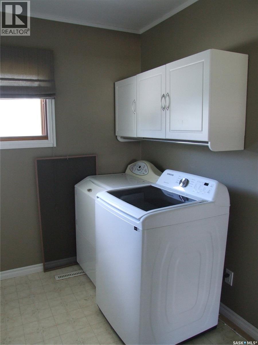 325 3Rd Avenue E, Leader, SK