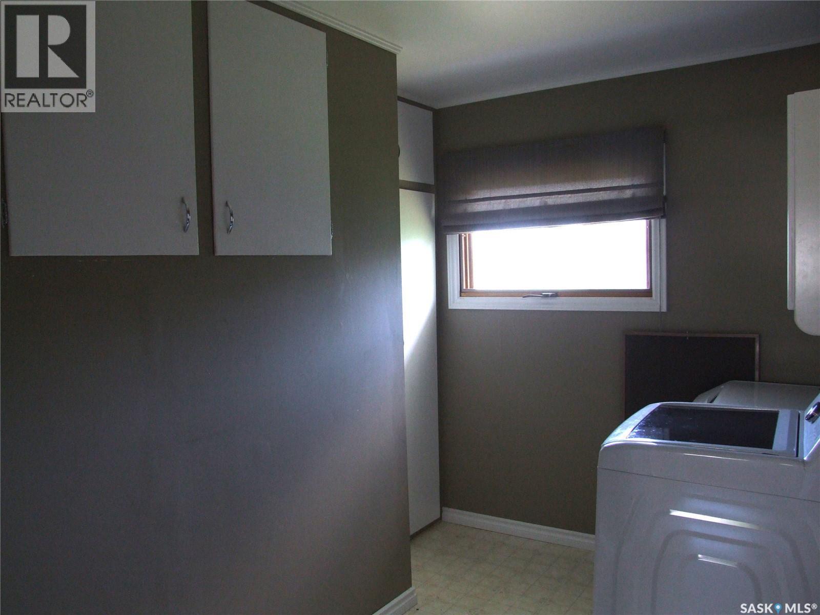 325 3Rd Avenue E, Leader, SK