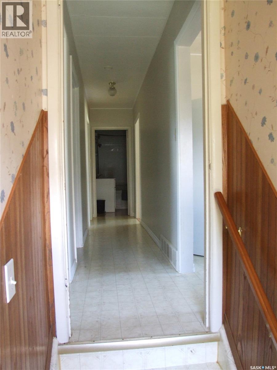 325 3Rd Avenue E, Leader, SK