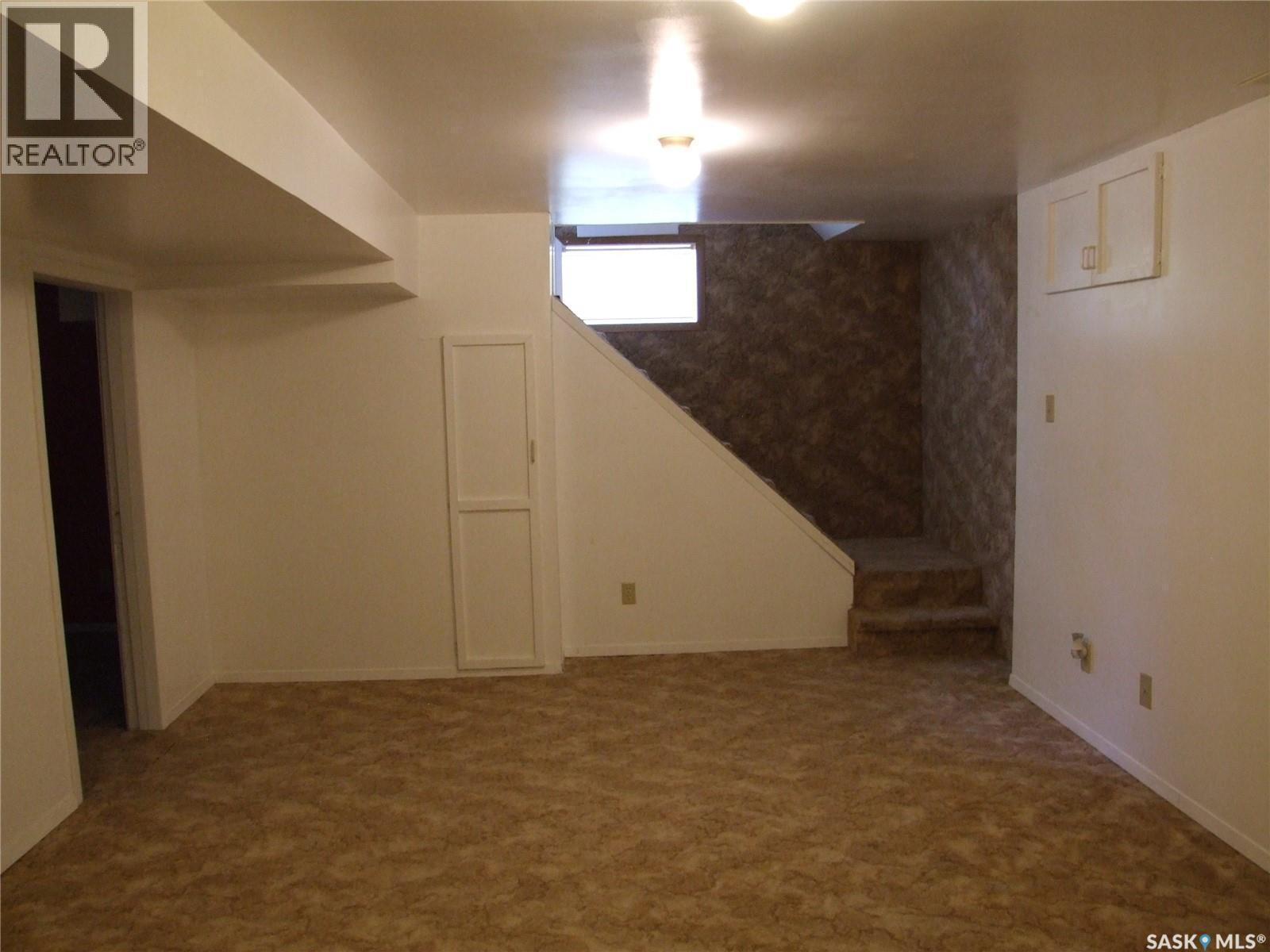 325 3Rd Avenue E, Leader, SK