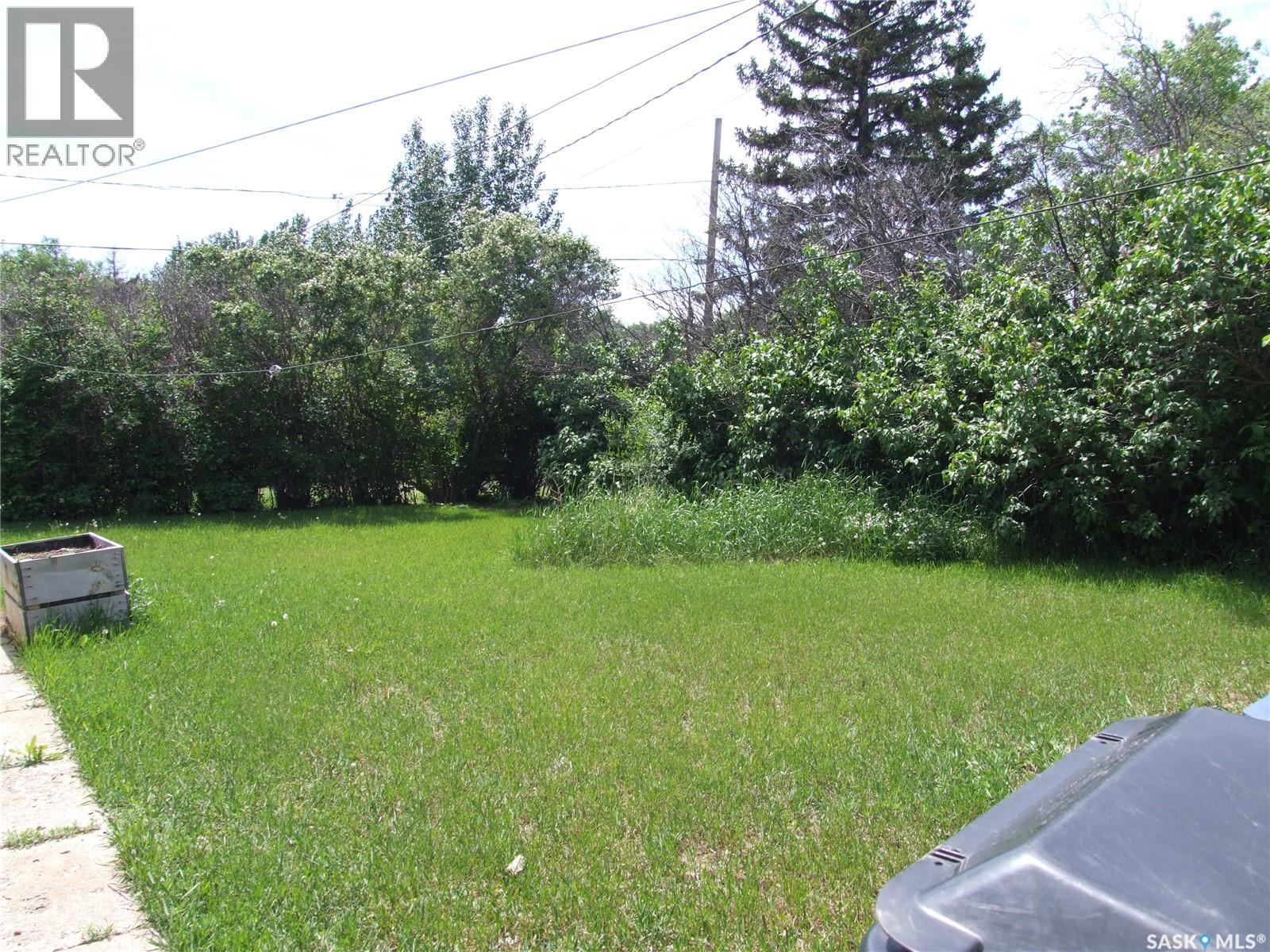 325 3Rd Avenue E, Leader, SK