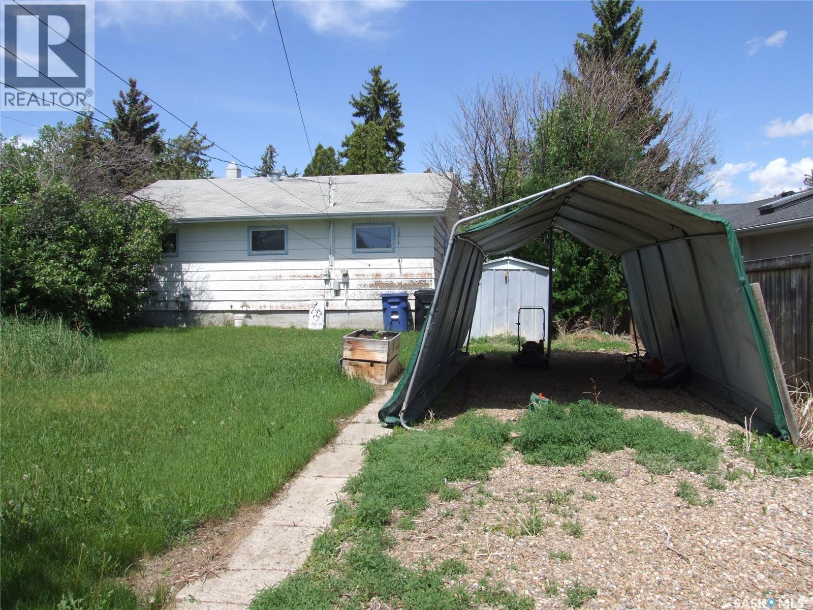 325 3Rd Avenue E, Leader, SK