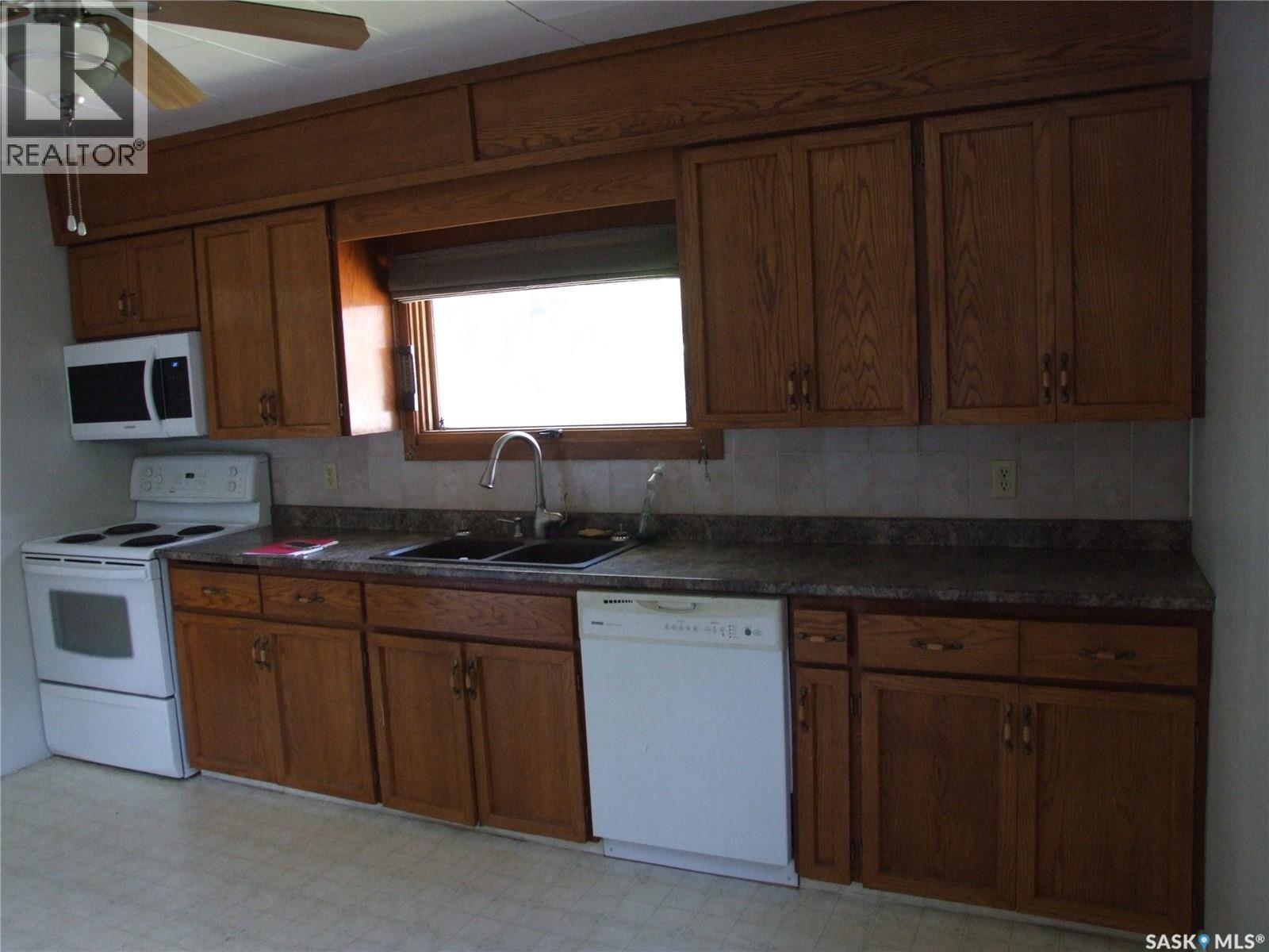 325 3Rd Avenue E, Leader, SK