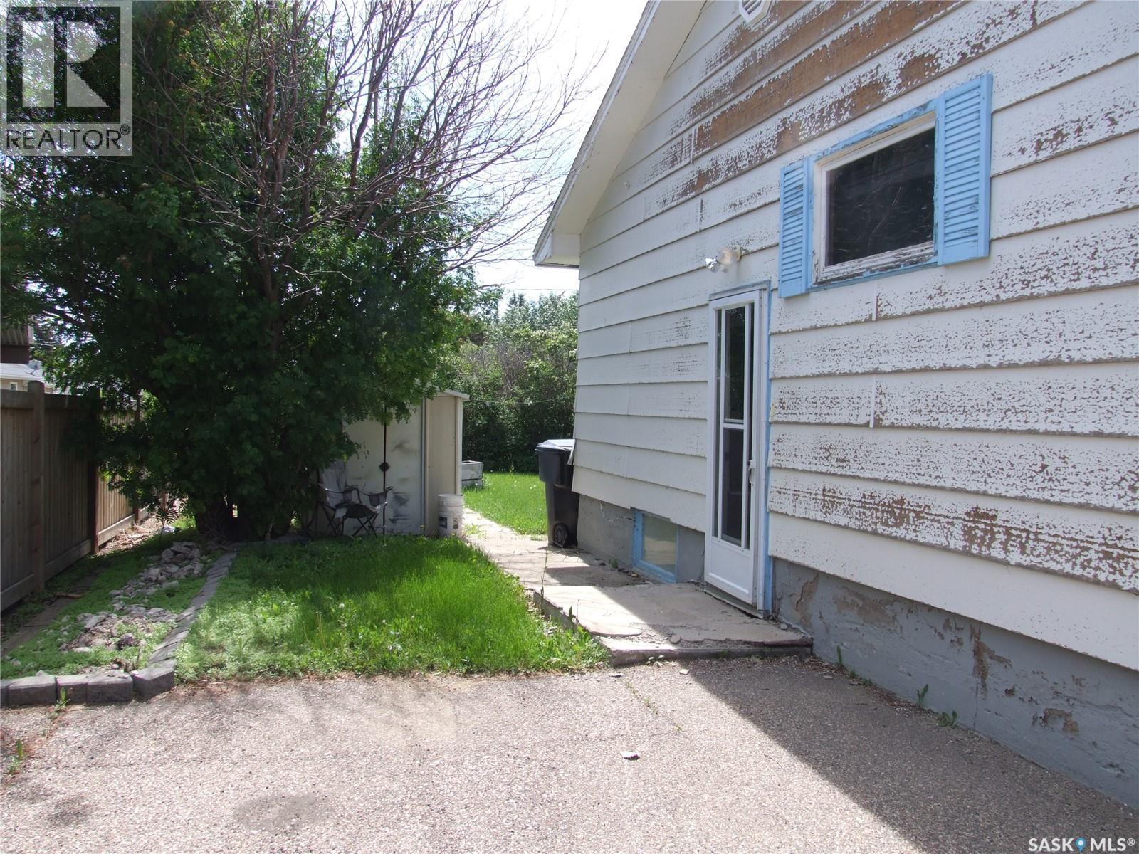 325 3Rd Avenue E, Leader, SK