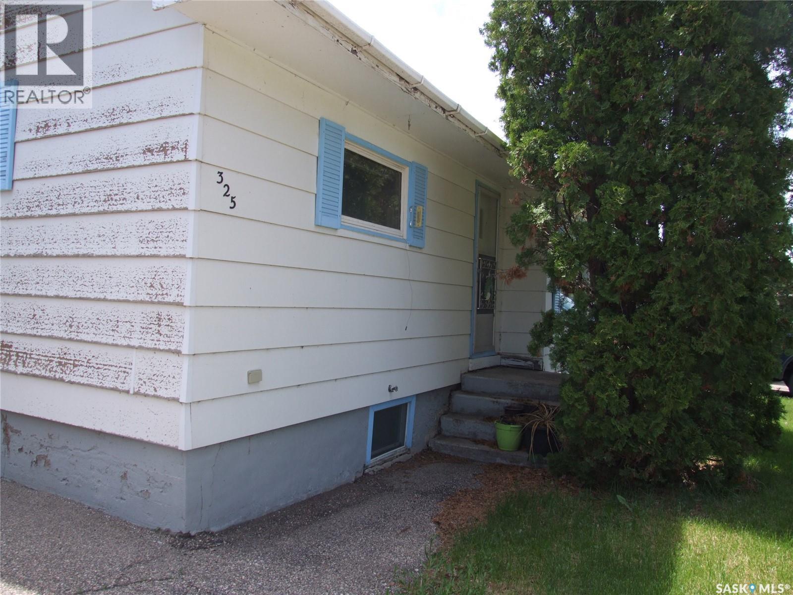 325 3Rd Avenue E, Leader, SK