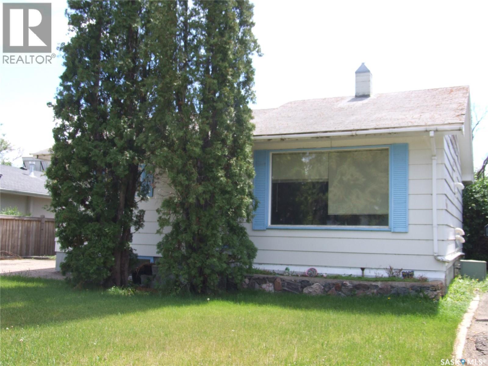 325 3Rd Avenue E, Leader, SK
