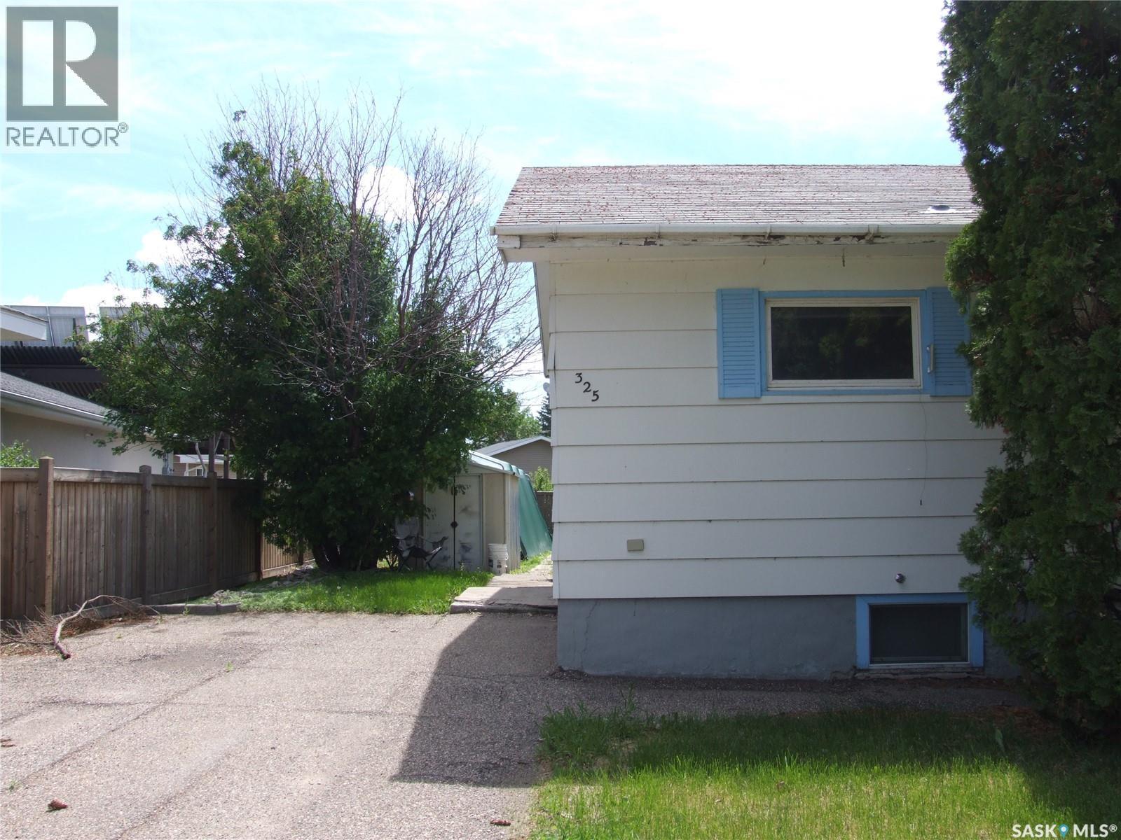 325 3Rd Avenue E, Leader, SK