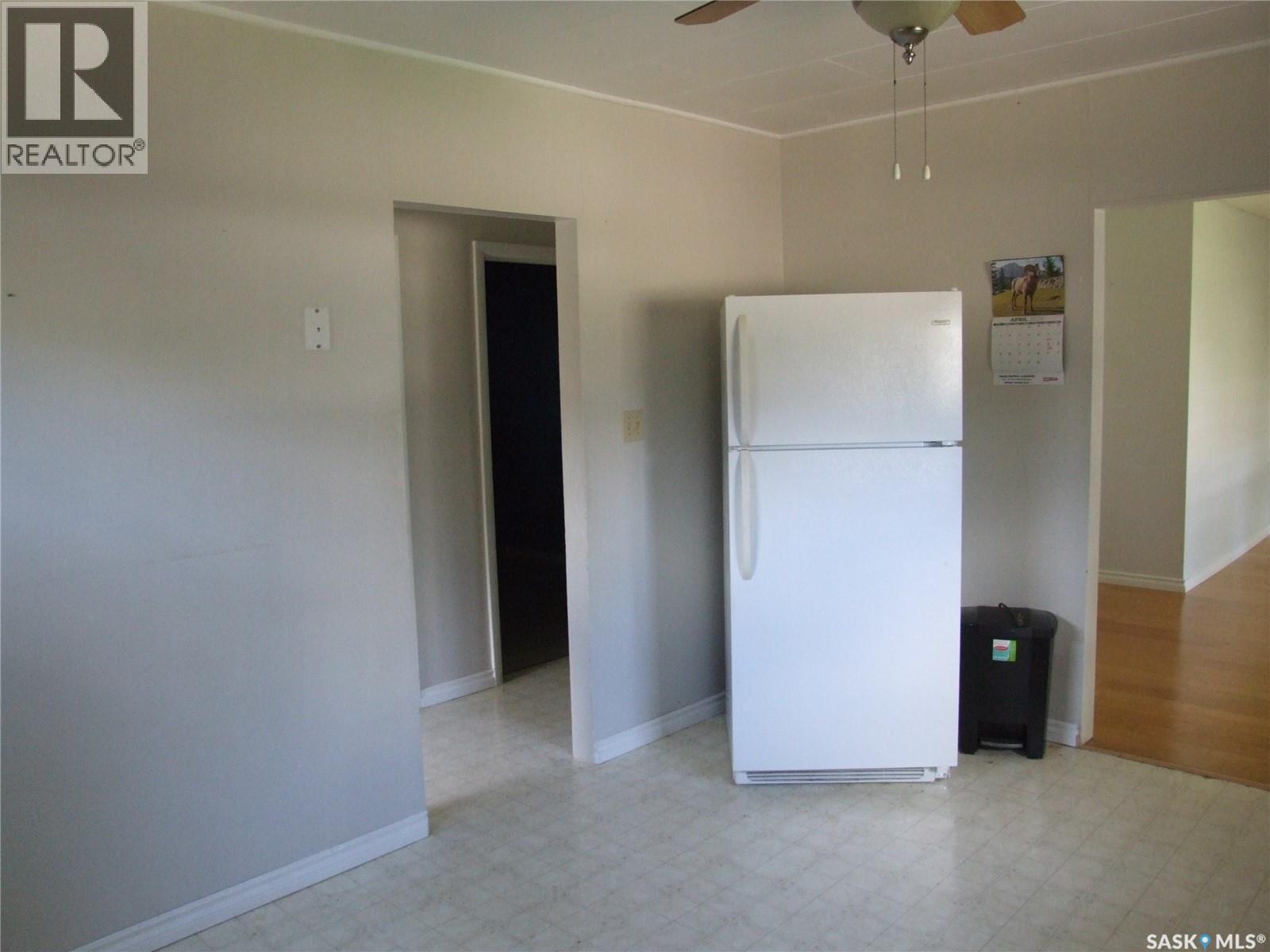 325 3Rd Avenue E, Leader, SK