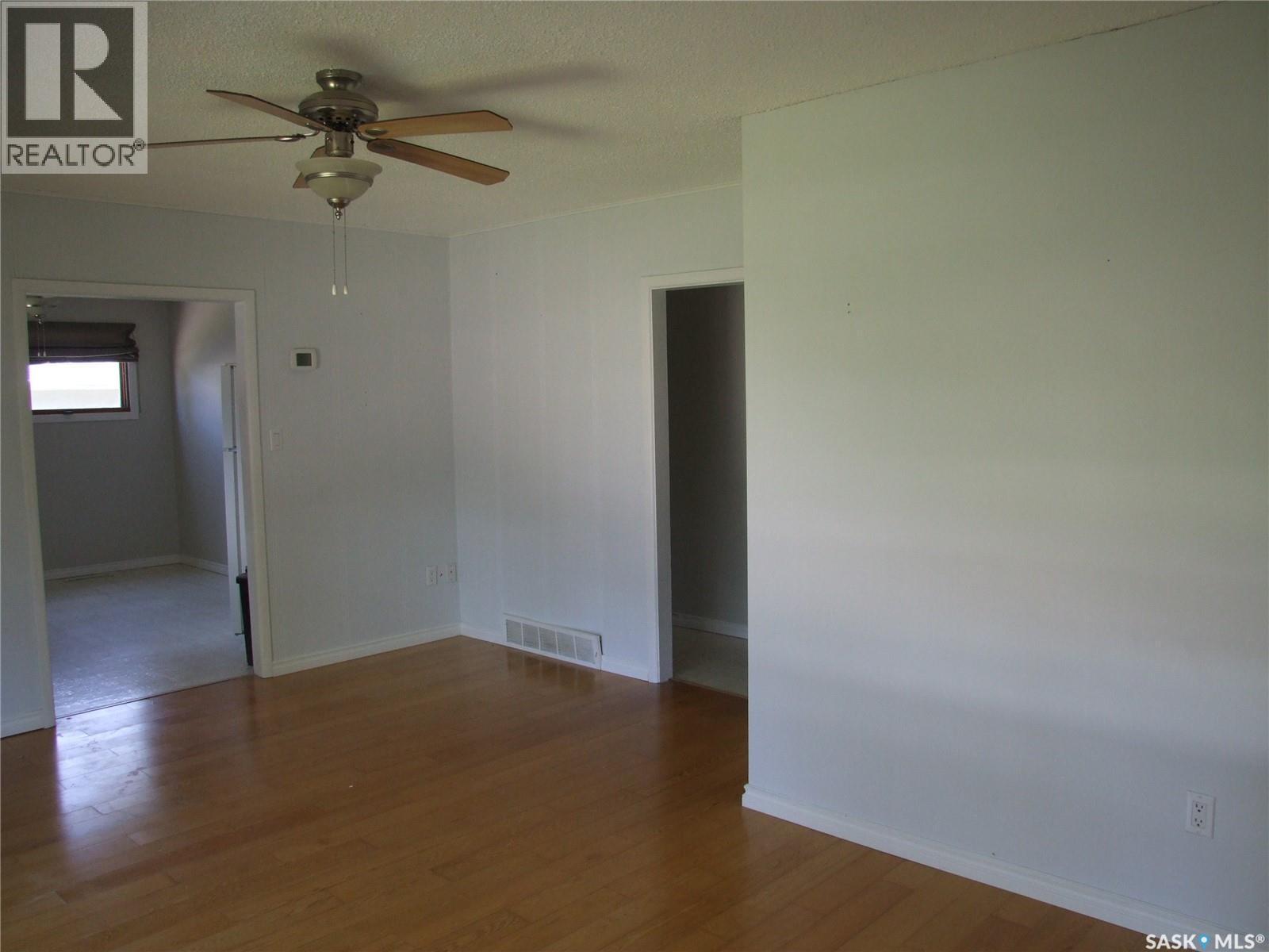 325 3Rd Avenue E, Leader, SK