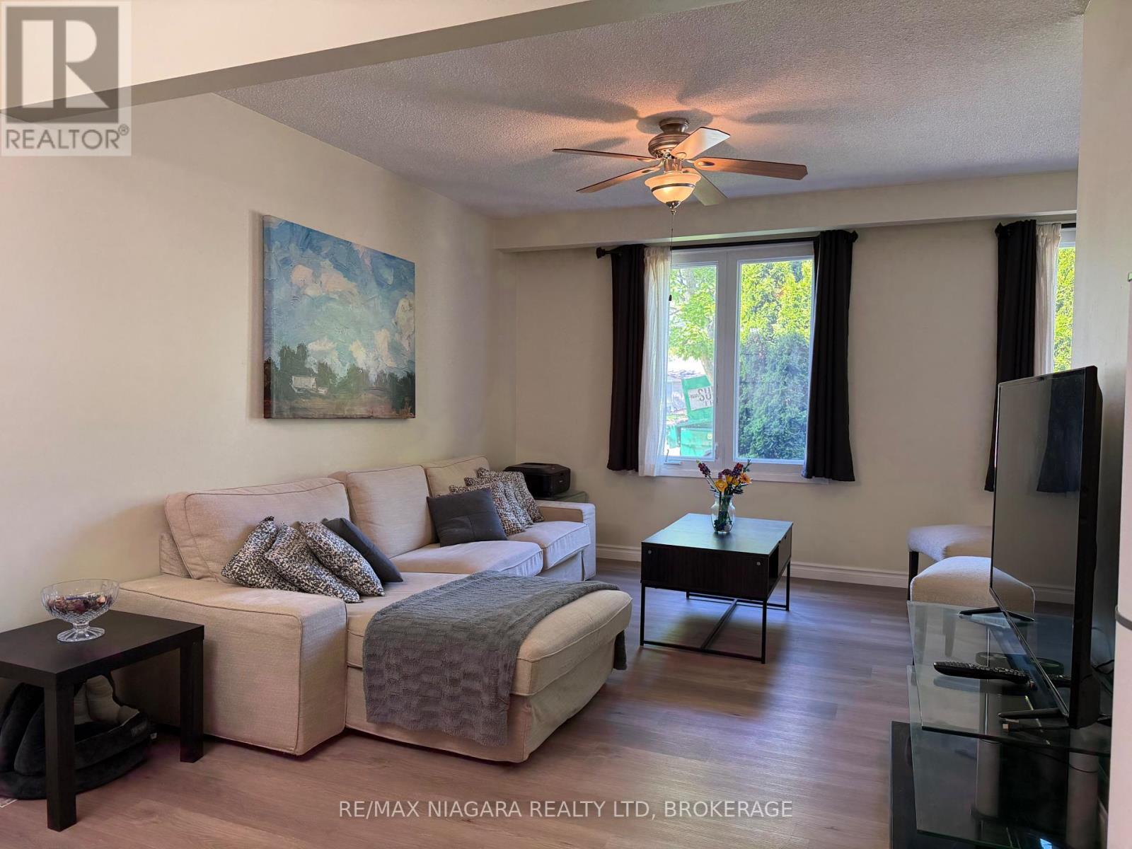 Upper - 27 Nottingham Court, Welland (N. Welland), ON
