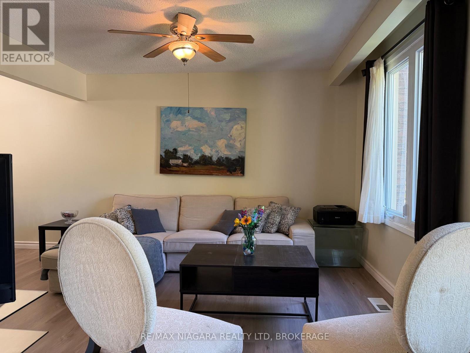 Upper - 27 Nottingham Court, Welland (N. Welland), ON