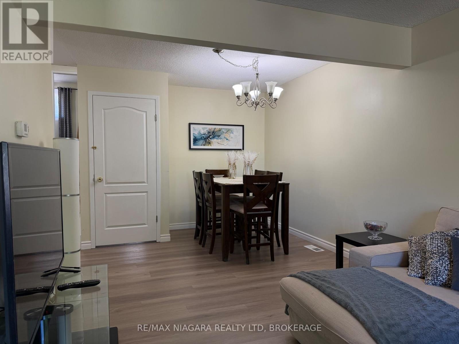 Upper - 27 Nottingham Court, Welland (N. Welland), ON