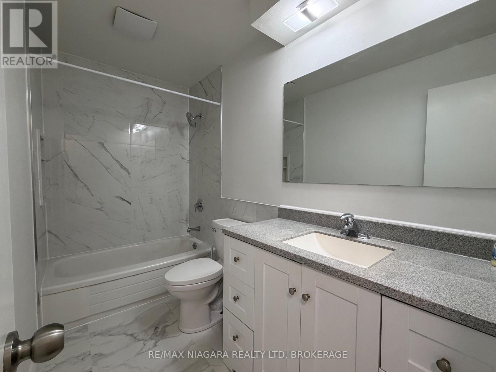 Upper - 27 Nottingham Court, Welland (N. Welland), ON