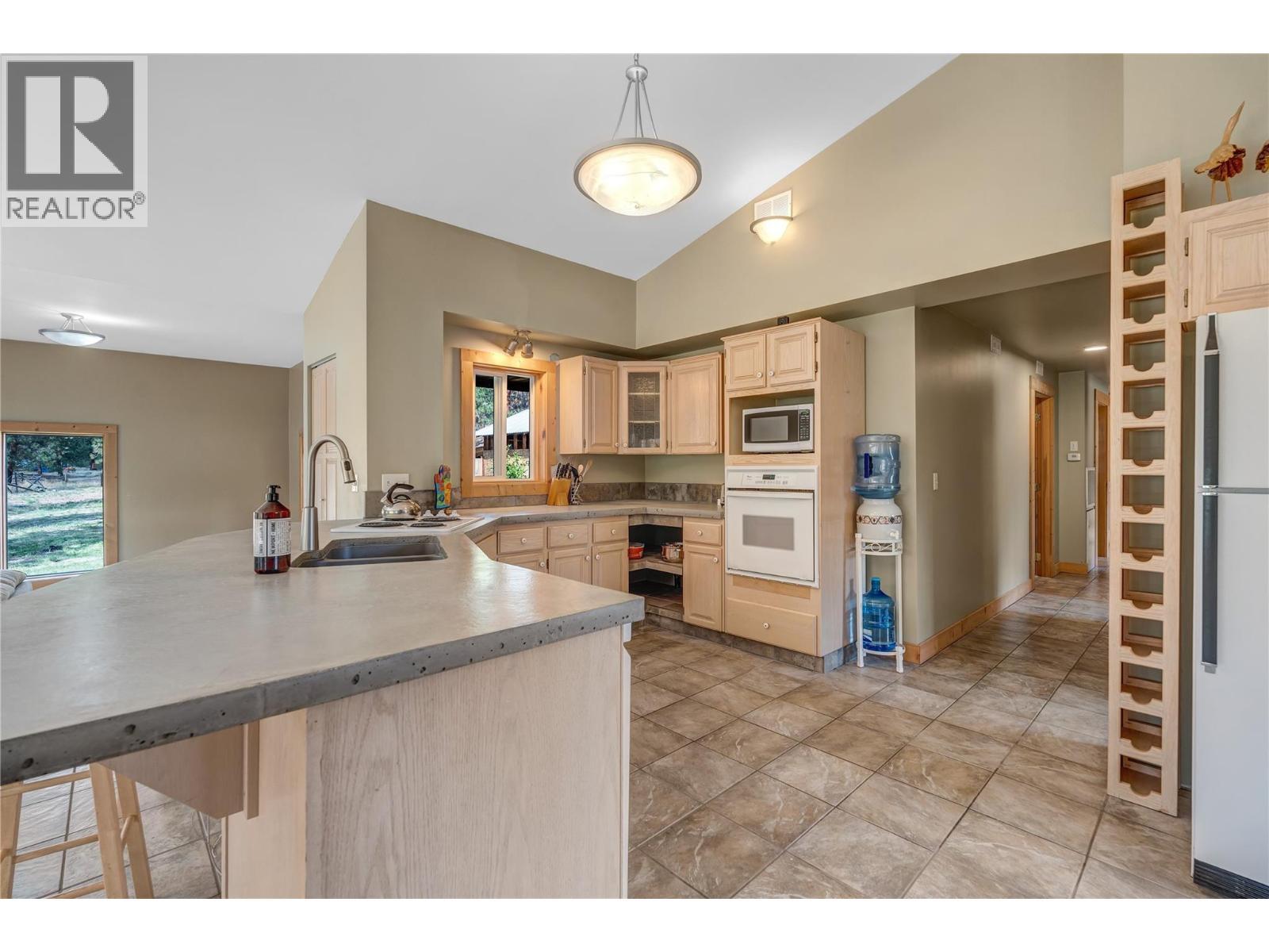 28 Deans Road, Summerland, BC