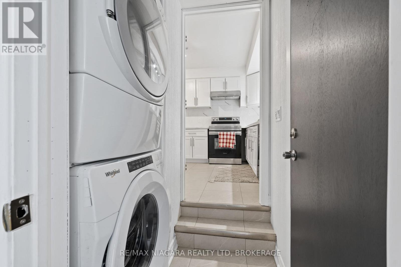 Main floor laundry - 4 Tanner Circle, St. Catharines (Lakeshore), ON