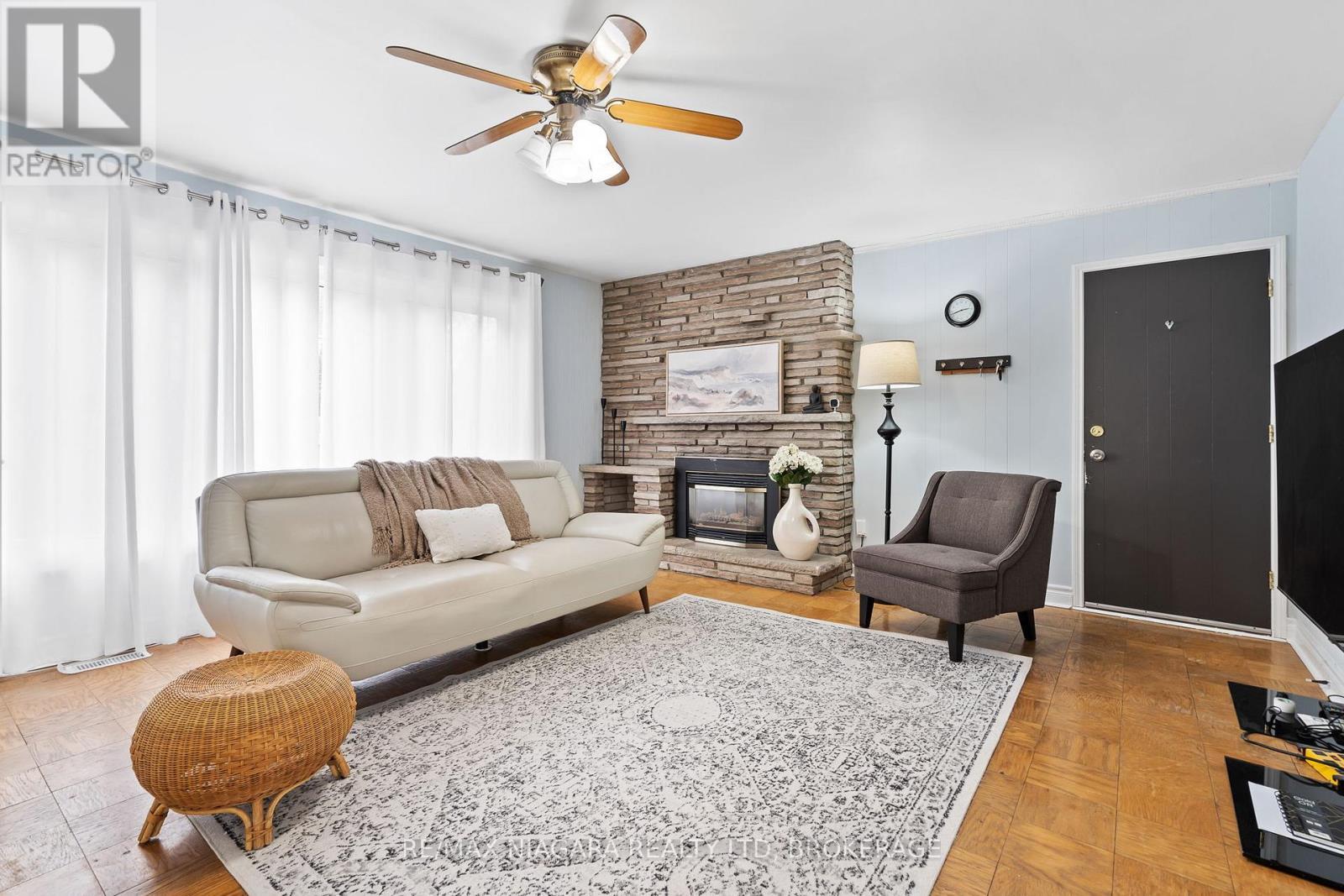 Main floor family room - 4 Tanner Circle, St. Catharines (Lakeshore), ON