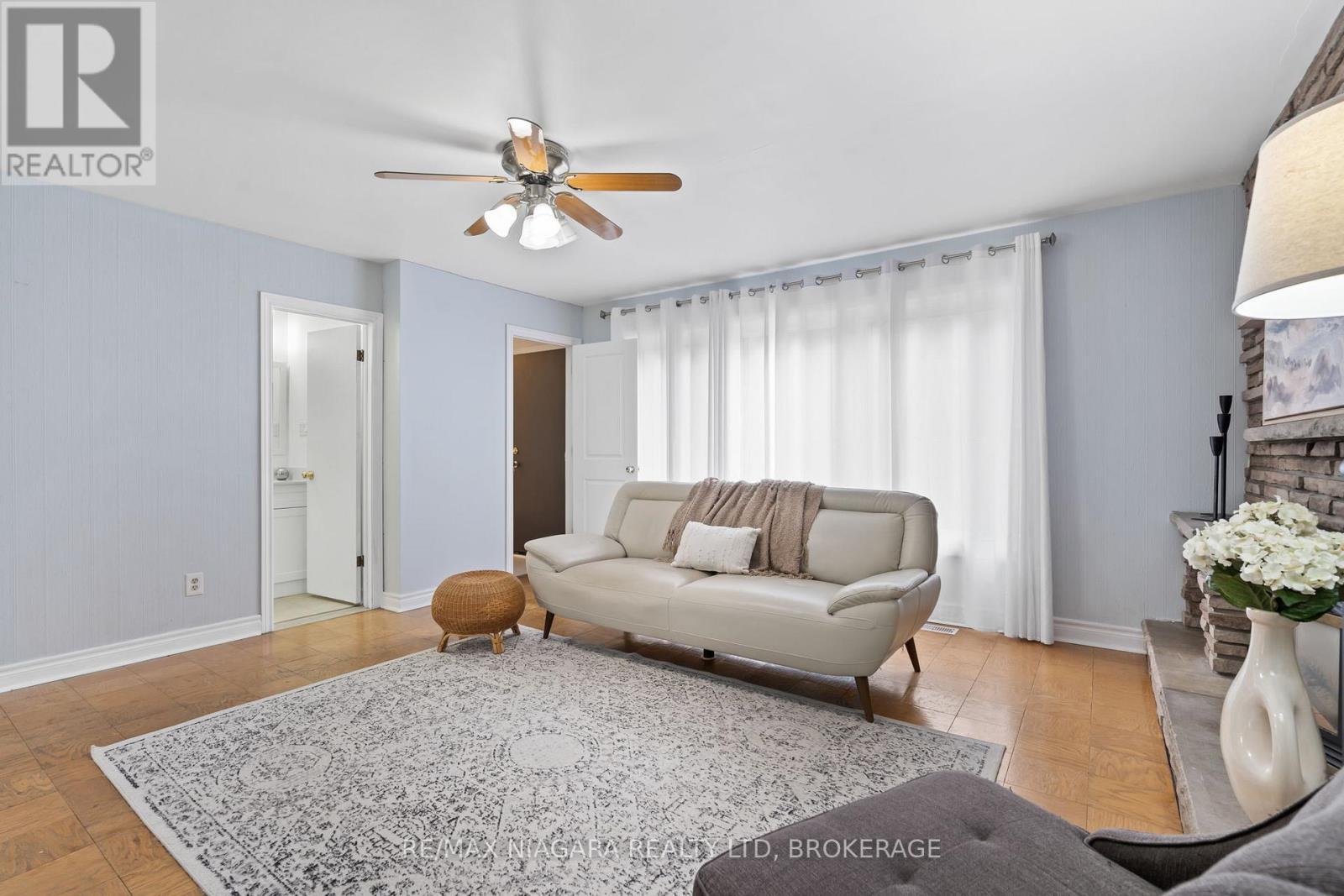 Main floor family room - 4 Tanner Circle, St. Catharines (Lakeshore), ON