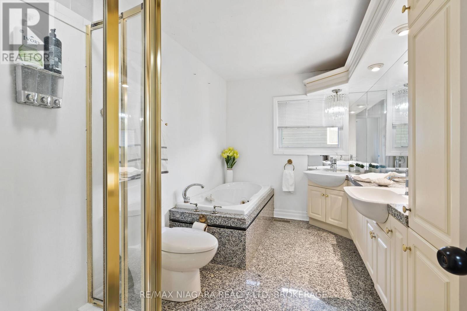 Main 5 pc bath - 4 Tanner Circle, St. Catharines (Lakeshore), ON