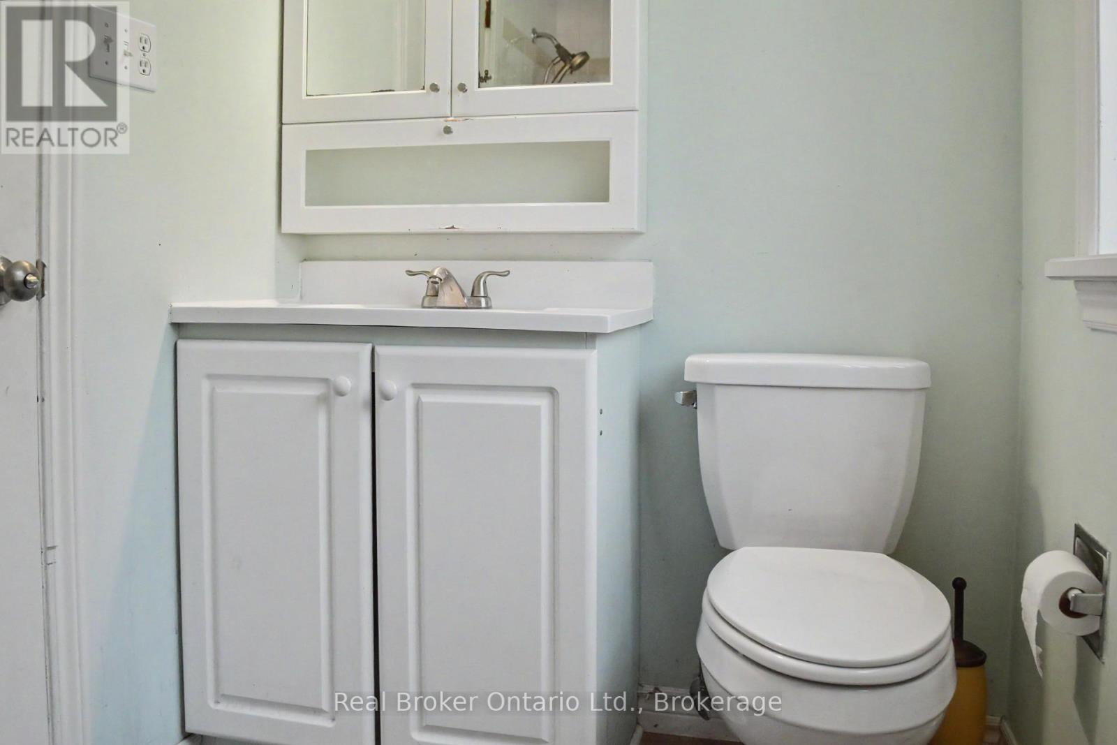 Upper level bathroom - 354 Goderich Street, Saugeen Shores, ON