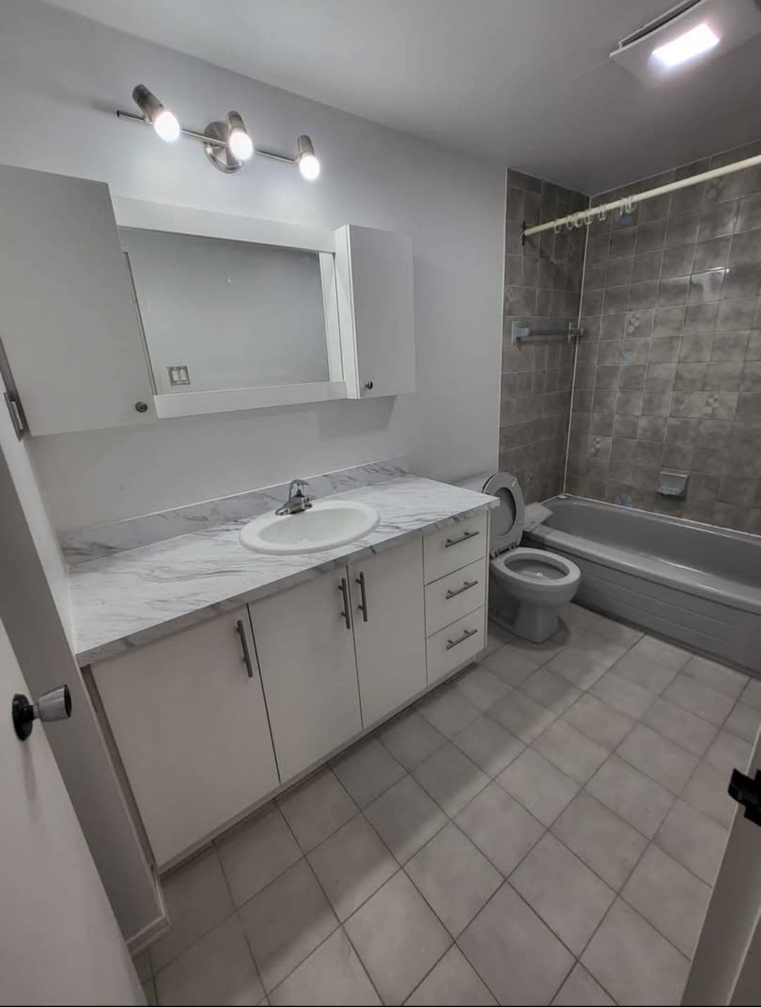 Salle de bains - 6-10 Rue D'Orléans, Laval (Vimont), QC