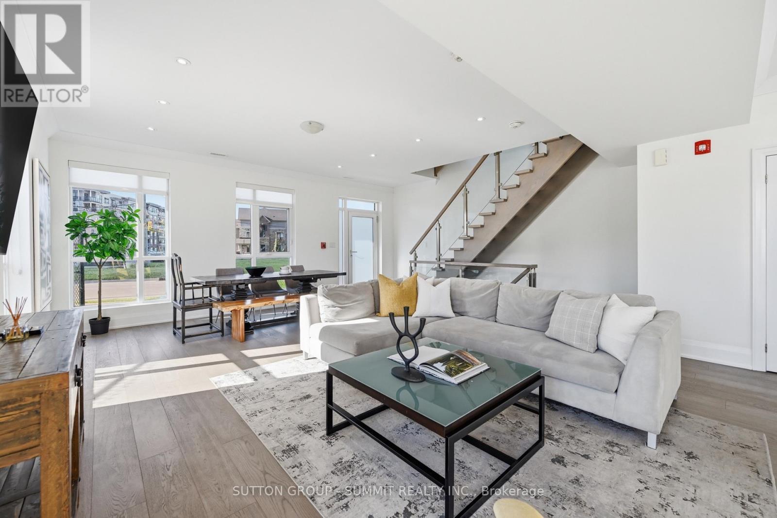 2 Concord Place, Grimsby, ON