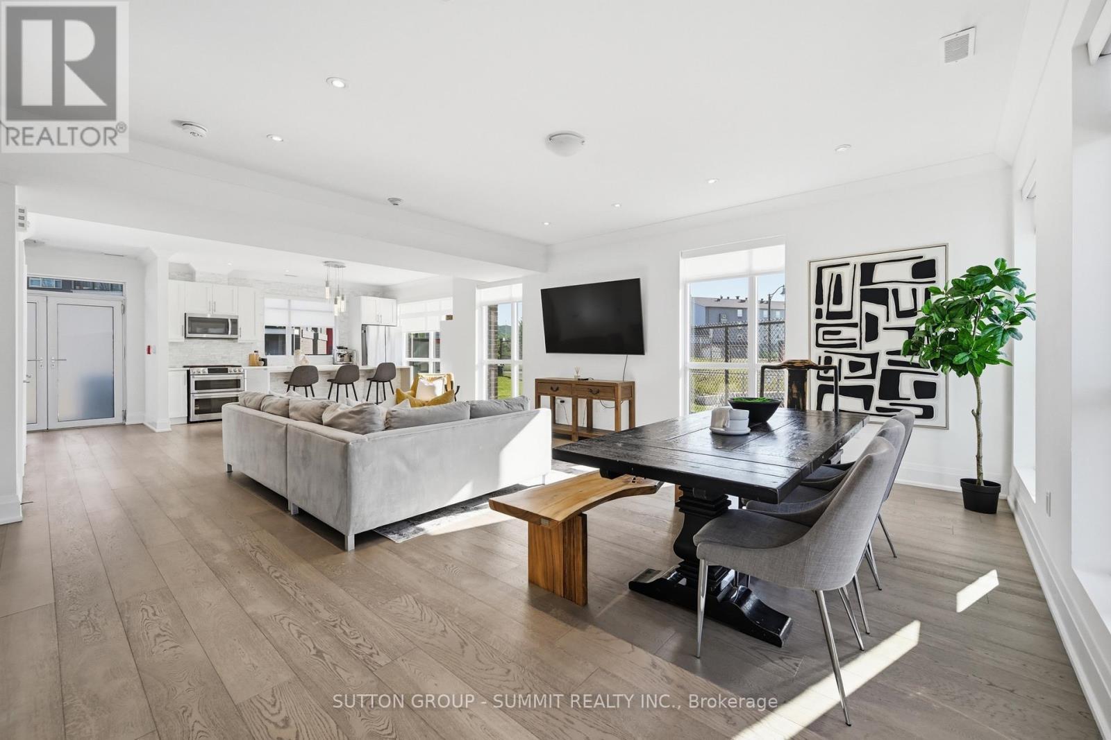 2 Concord Place, Grimsby, ON