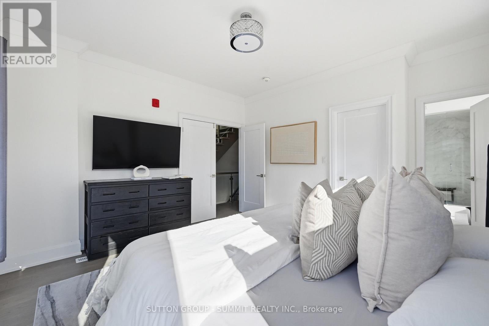 2 Concord Place, Grimsby, ON
