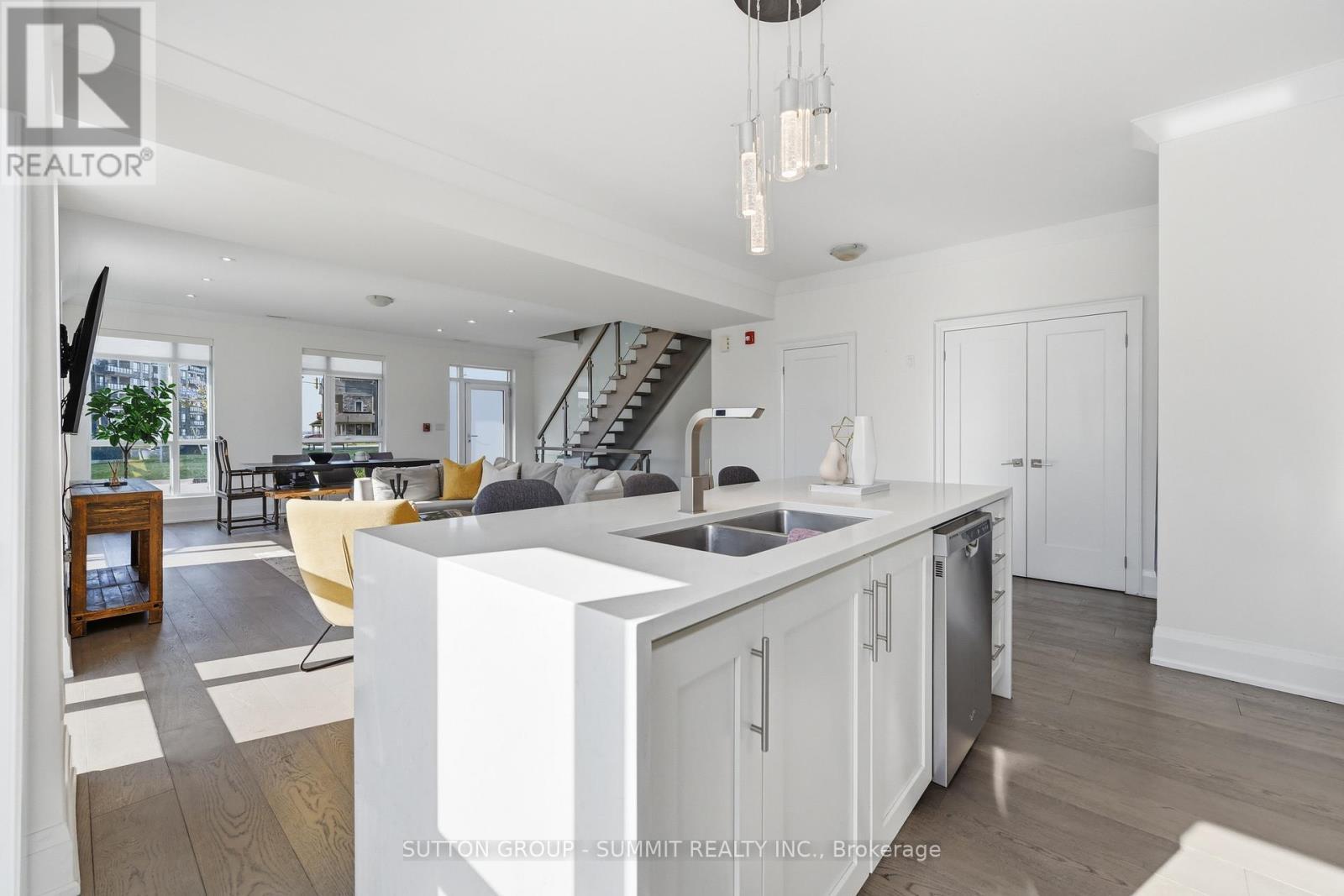 2 Concord Place, Grimsby, ON