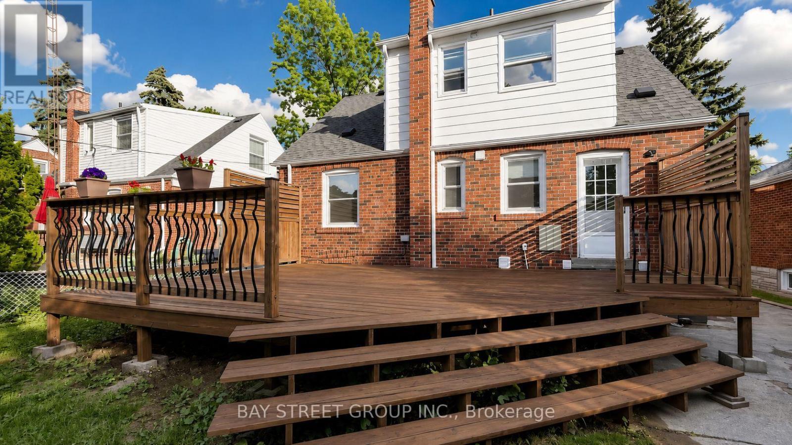 Party size Deck - 26 Innismore Crescent E, Toronto, ON