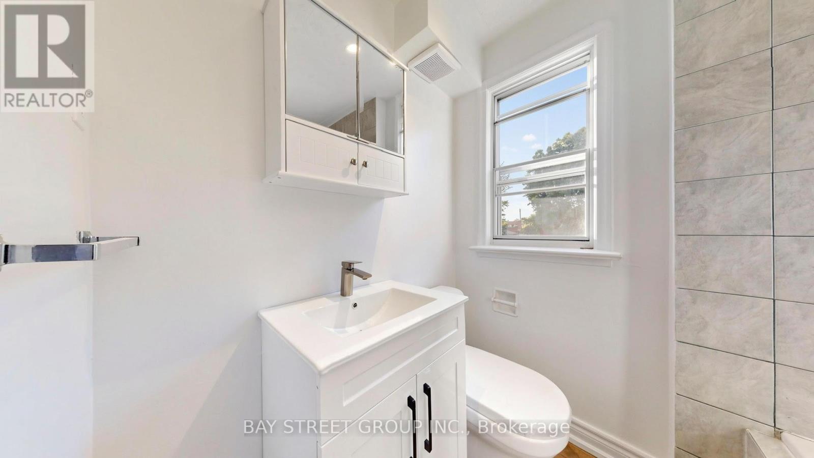 Second FloBathroom - 26 Innismore Crescent E, Toronto, ON