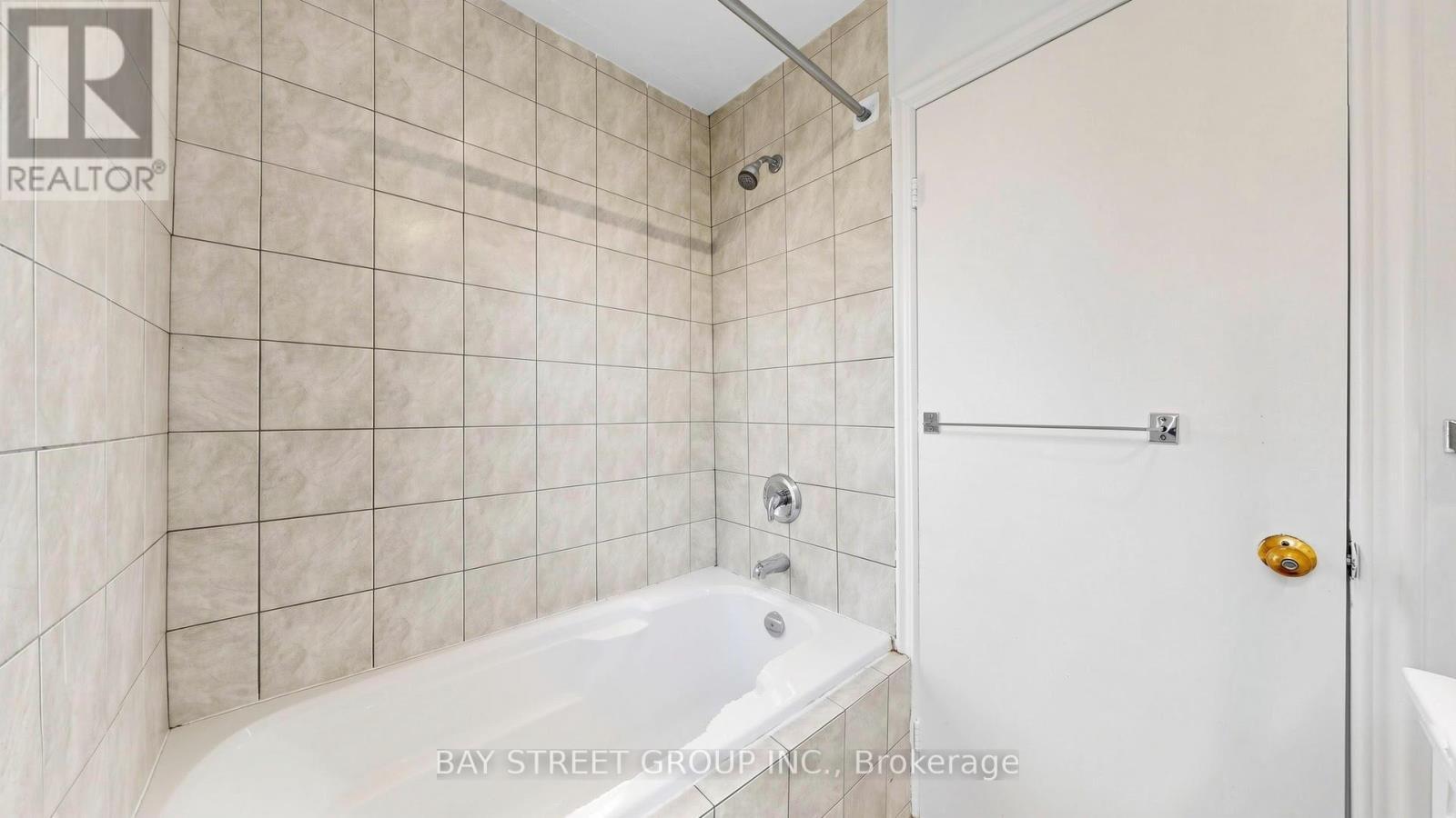 Main Floor Bathroom - 26 Innismore Crescent E, Toronto, ON