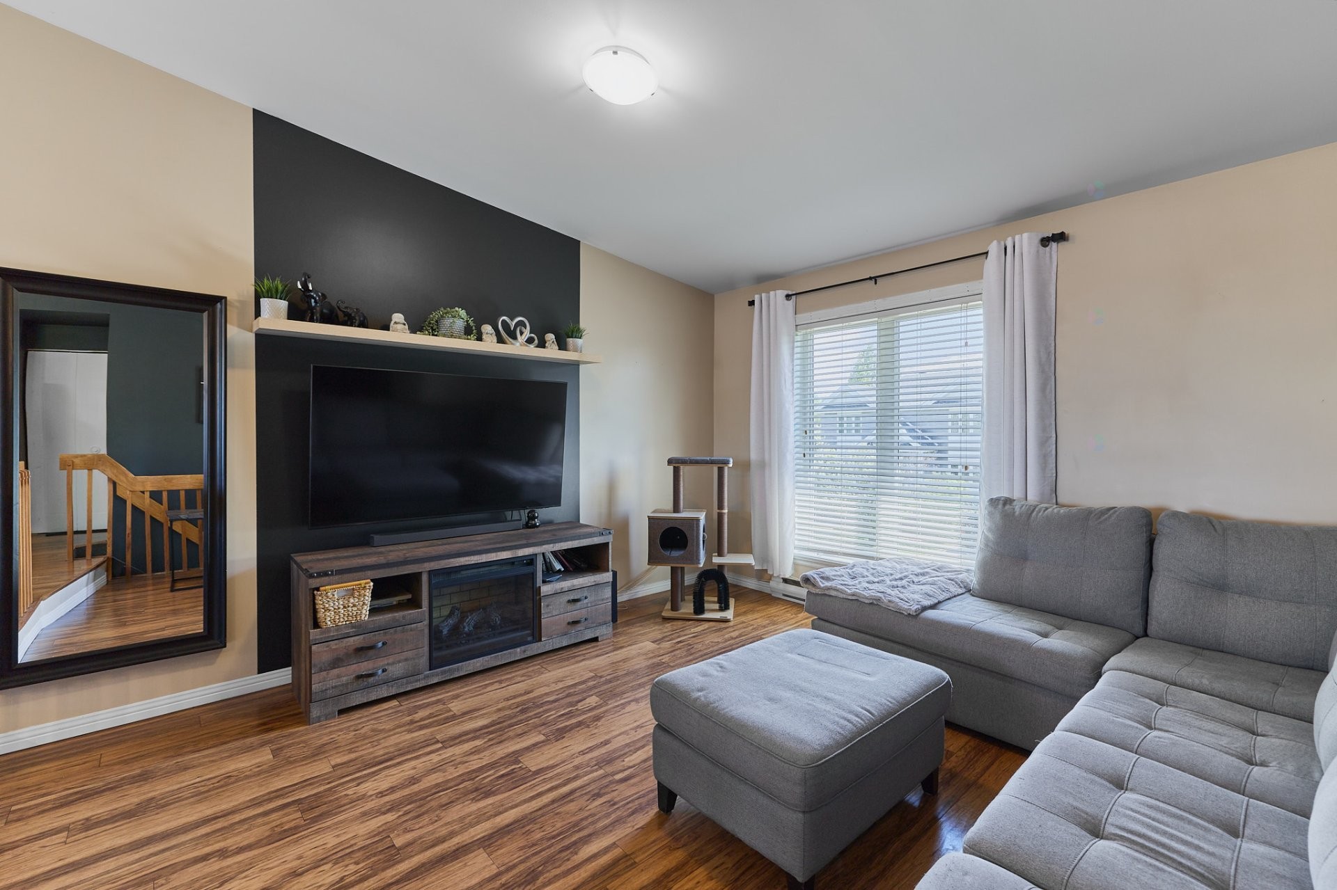 Salon - 1 - 1B Rue Ouellette, Saint-Constant, QC